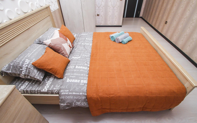 Апартаменты 2 комнатная квартира Крылова 38