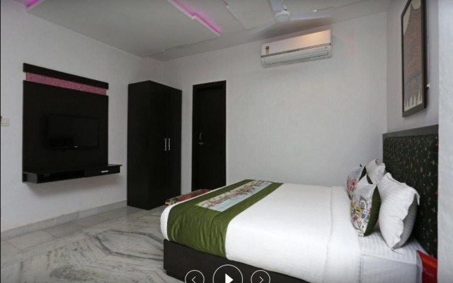 Viaan- A Rooftop Lake View Hotel