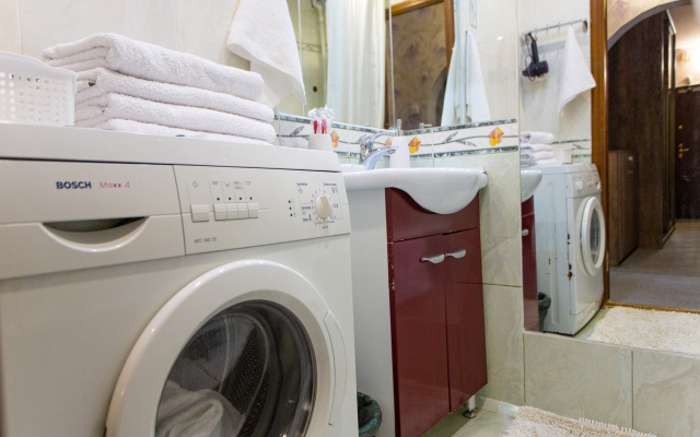 Komfortnaya Chetyrekhkomnatnaya Kvartira V Tsentre Novosibirska Flat