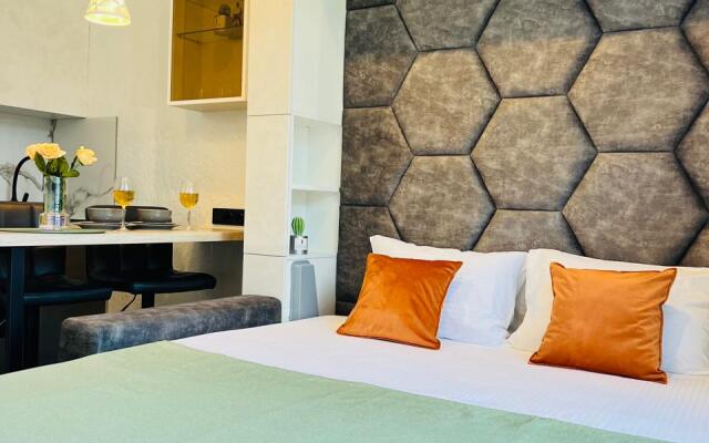 Studiya S Dizaynerskim Remontom S Baseynom I Balkonom Apartaments
