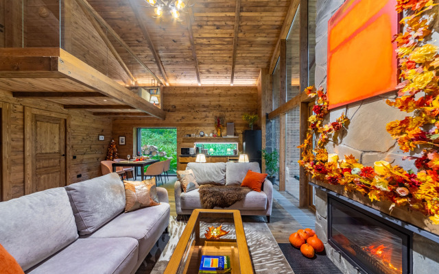 Шале с камином и джакузи в лесу