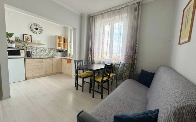 Sovremennaya evrotreshka v centre do 7 chelovek infrastruktura ryadom Apartments
