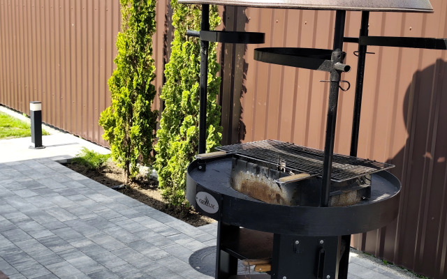 S Launzh Zonoy, Barbekyu I Baney Guest House