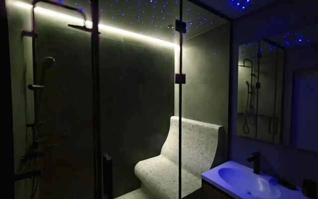 Stilnaya dvukhkomnatnaya kvartira s bolshoy terrasoy i vidom na more Flat