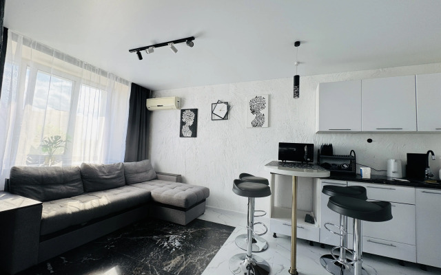 V tsentre Kazani dizaynerskaya yevrodvushka s novym remontom Flat