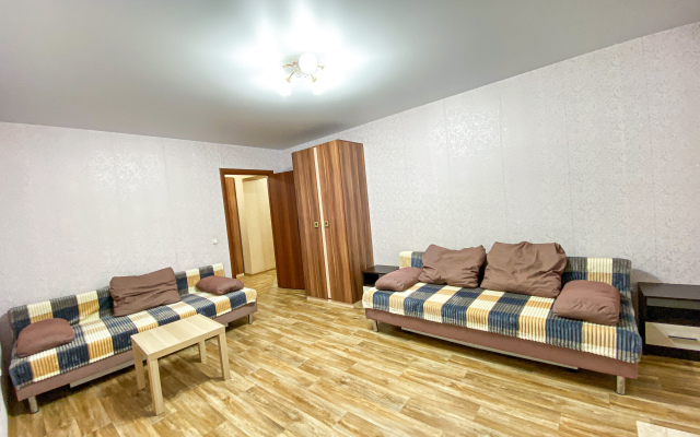 Ryadom S Ledovoy Arenoy I Futbolnym Manezhem Flat
