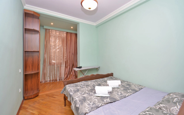 Trekhkomnatnaya v Tsentre Goroda Flat