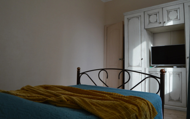 Mayak S Vidom Na More I Kreyser Flat