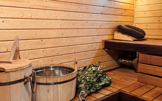 Частный дом с панорамными окнами с выходом на террасу и баней на дровах