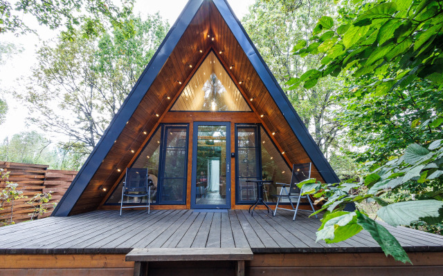 Частный дом А-фрейм в дубовом лесу