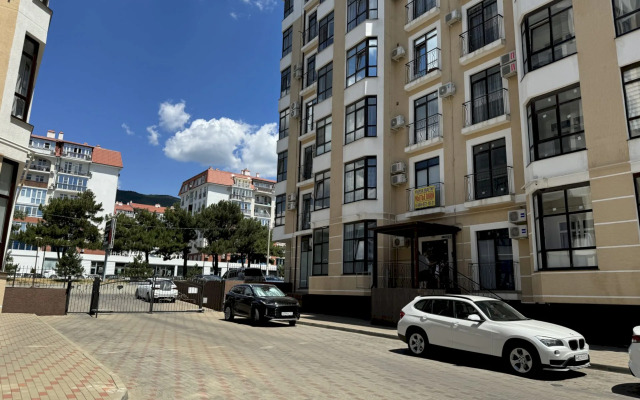 145 S Balkonom I Vitrazhnym Ostekleniem Flat