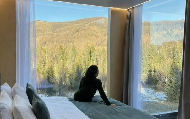 Zerkalny dom Sny Altaya s panoramnym vidom na tajgu i goru Splyk Private house