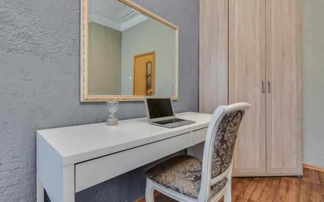 Prostornaya U Naberezhnoy Nevy Flat