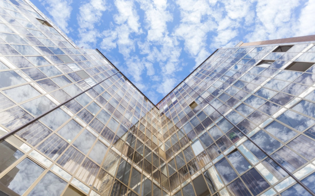 Светлая студия Этажидейли с балконом в Центре