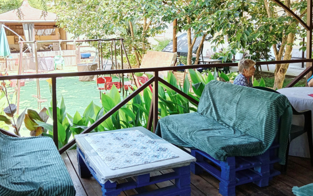 Oazis Na Molodezhnoj Guesthouse