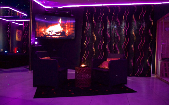 La Gold Room Apartments