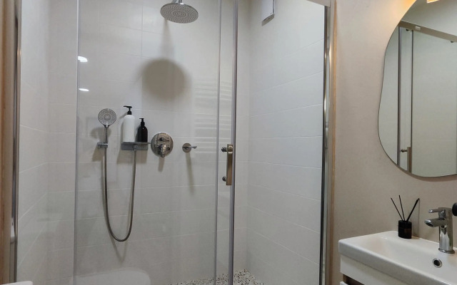Dizaynerskaya dvushka u morya Flat