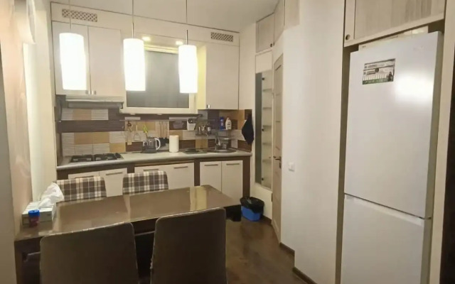 Dvukhurovnevaya V Tsentre Yalty Flat