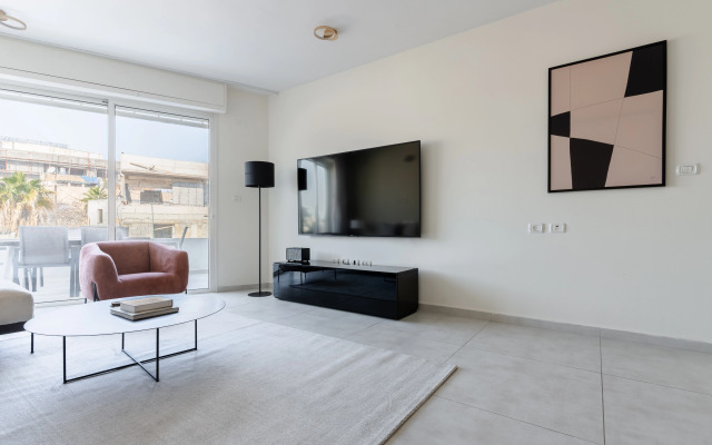 Blueground at Nahalat Bynamin ID47 Apartments