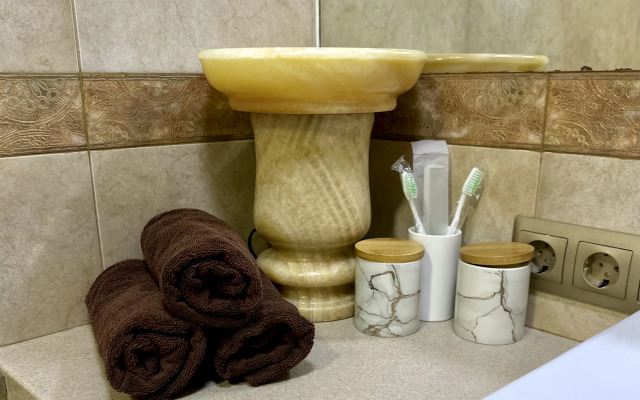 Частный дом с прудом террасами джакузи