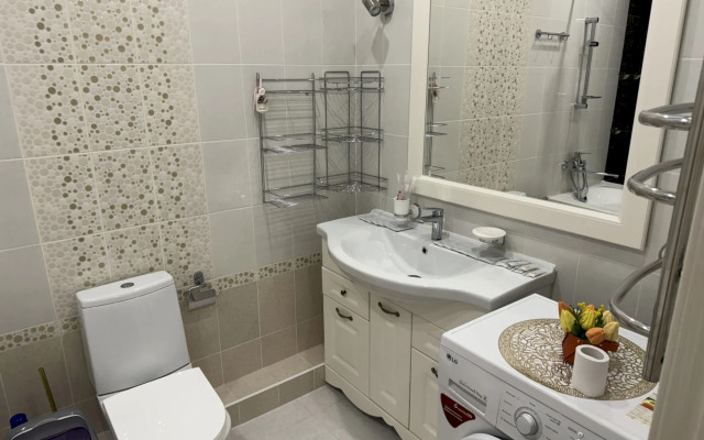 145 S Balkonom I Vitrazhnym Ostekleniem Flat