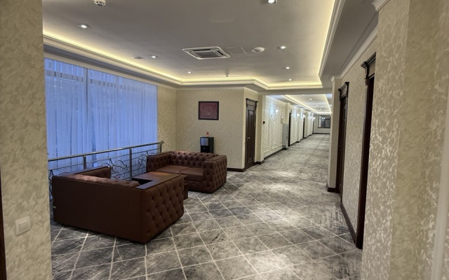 Отель Karvon Plaza