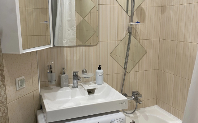 Komfortabelnie U Metro Okruzhnaya Apartments