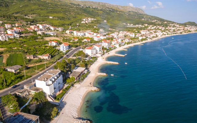 Spacious Beachfront Apartments Tanita