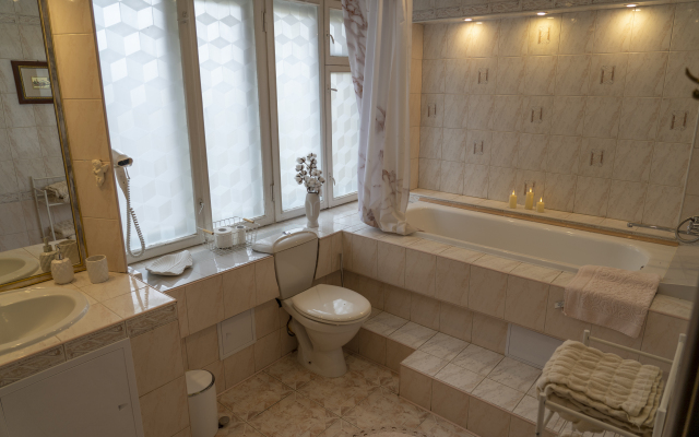 Naprotiv Kremlya Flat