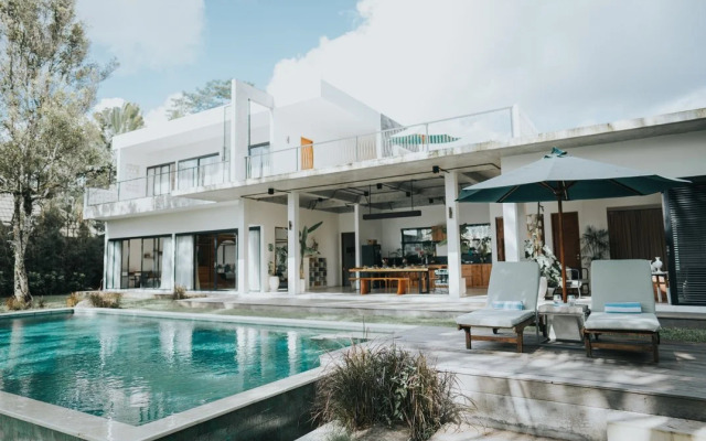 Вилла Новая, вид на тропики, огромный бассейн, Akia Ubud