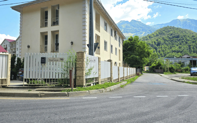 Teplaya s otdel'noy spal'ney polnotsennoy kukhney i vidom na gory Flat