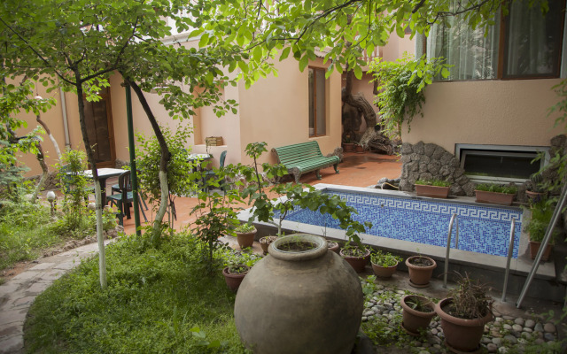 Hin Yerevantsi Hotel
