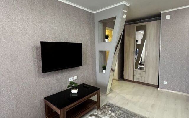 Po Ulitse Botvina 8  Flat