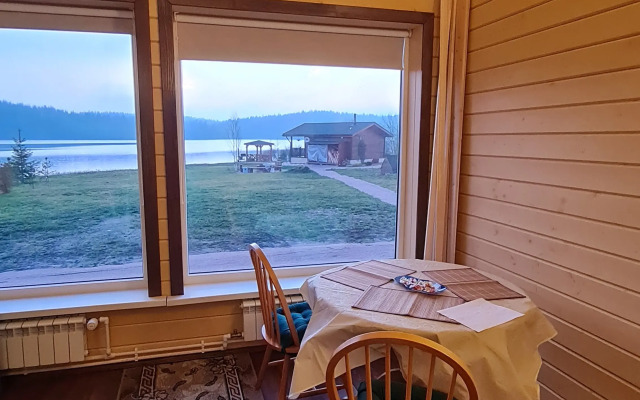 Semenyij Domik U Ozera V Karelii