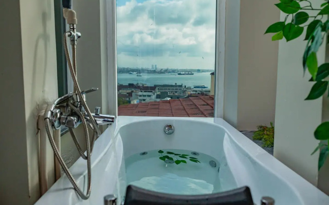 Jacuzzi across Bosphorus Apartments