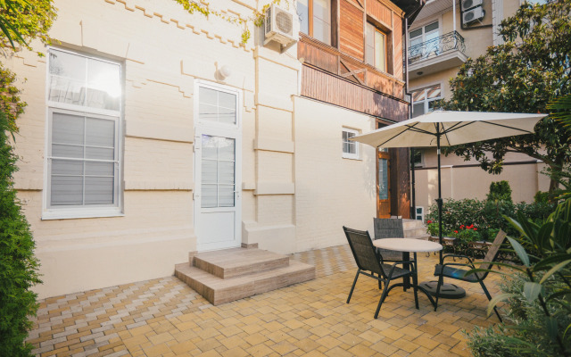 GoodZone Na Teatralnoj Apartments