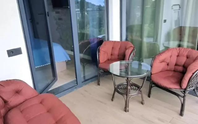 Квартира с отдельной спальней и просторным балконом