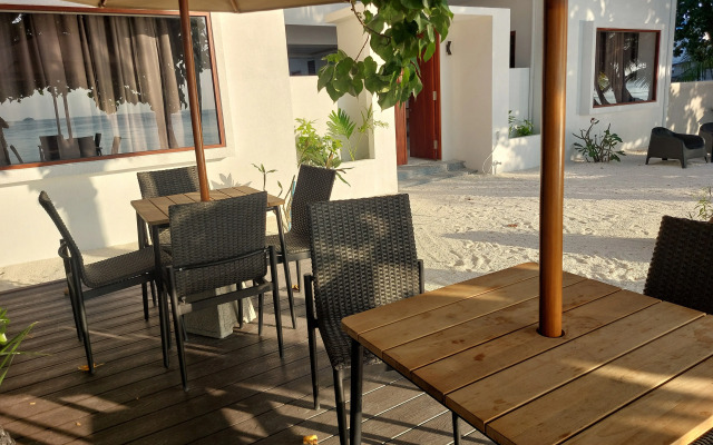 Comfy Cool Breeze by Emzaz Hotel