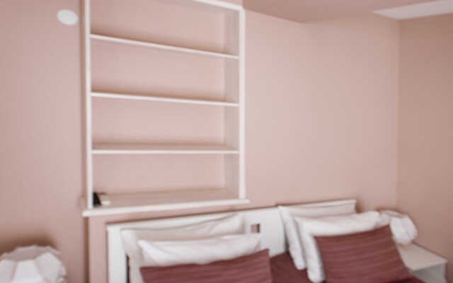 Komfort s otdelnoy spalney i balkonom Apartments