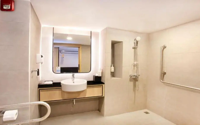 Holiday Inn Express and Suites Bangkok Central Pier by IHG