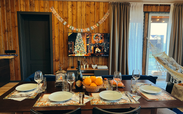 Частный дом с панорамными окнами с выходом на террасу и баней на дровах