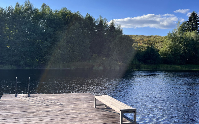 Частный дом у реки