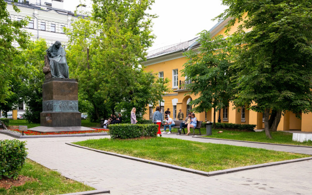 Nikitskiy Bulvar 7b Apartments