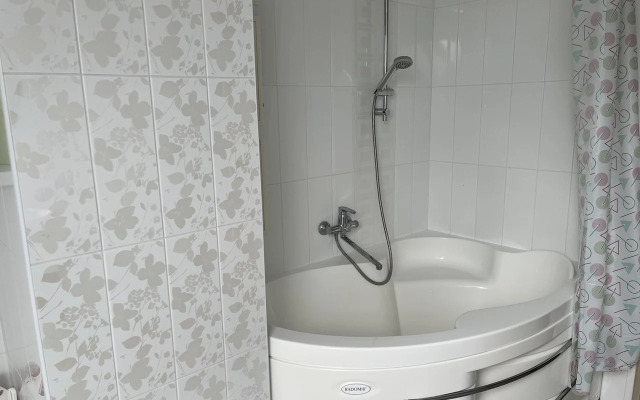 Двухкомнатная квартира в Частном Доме с Отдельным Входом