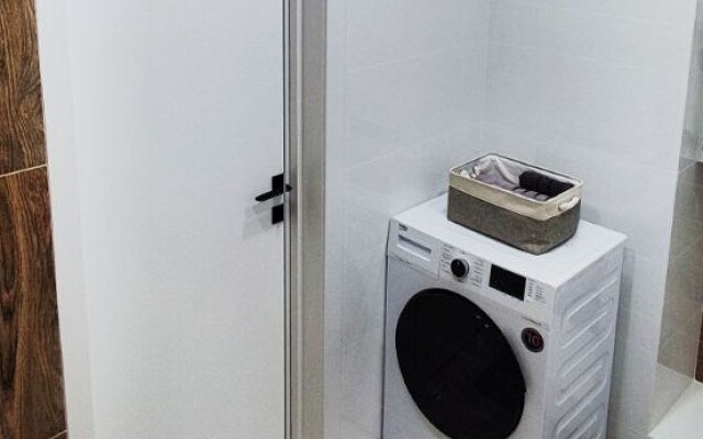 Sovremennaya Komfortnaya Studiya v Svetlykh Tonakh Flat