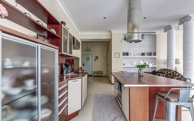Solnechnaya Studiya S Kruglim Balkonom Apartments