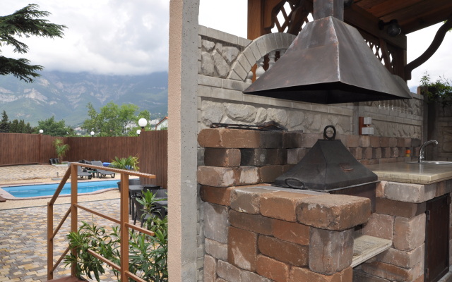 Tavr Guest House