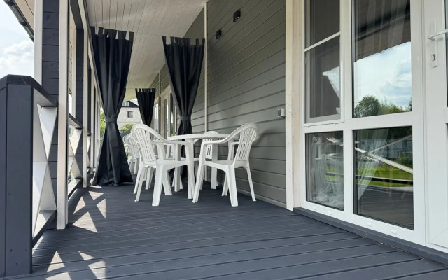 Частный дом Зима у леса на берегу озера Кипень