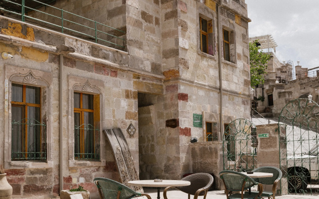 Seki Cave Suites