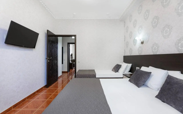 Kronos Hotel